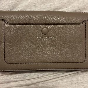 Marc Jacobs leather shoulder wallet in grey with adjustable strap